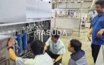 Customers came to inspect the machine.